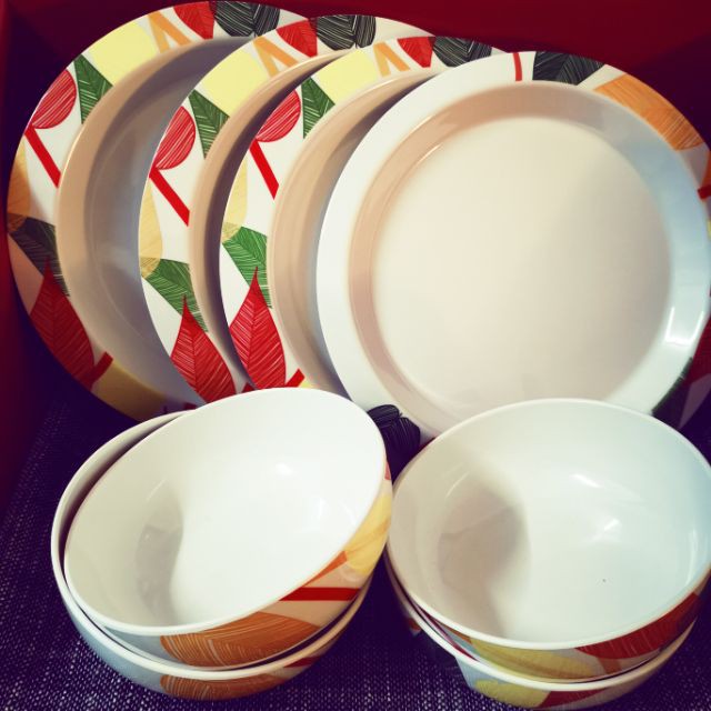 TUPPERWARE MELAMINE DINNER SET