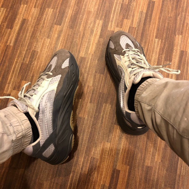 yeezy boost 700 b2