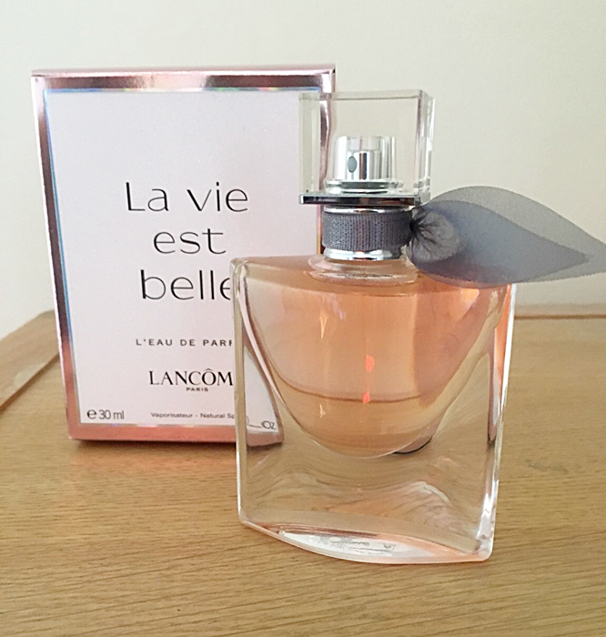 Belle 30. Ланком ла ви ест Белль 30 мл. Ланком лави ЭСТ Бель. Духи Lancome la vie est Belle. Lavi est Belle духи.