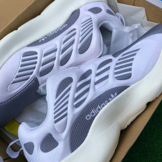 700 v3 white