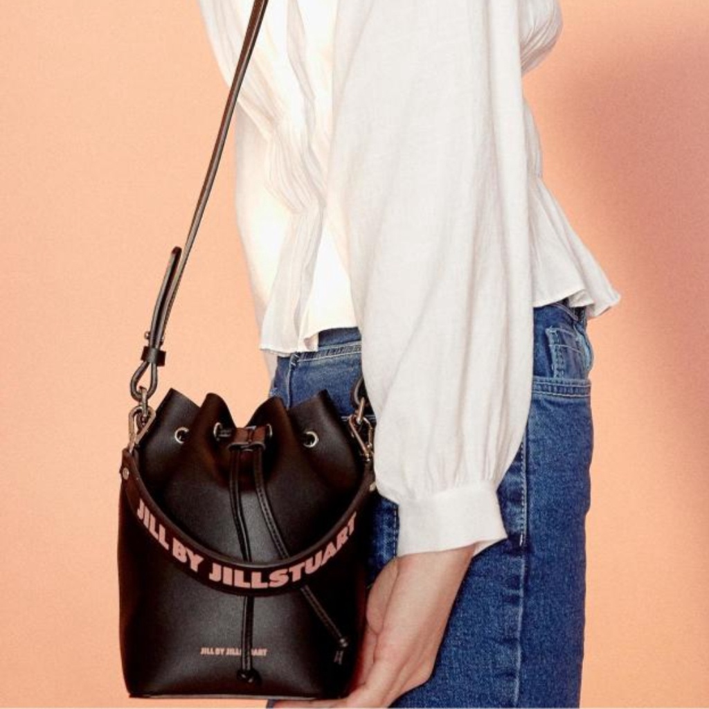 [JILL BY JILLSTUART] Candy Black logo lettering bucket bag Modern Sleek Modern Design Bag / from Seoul, Korea