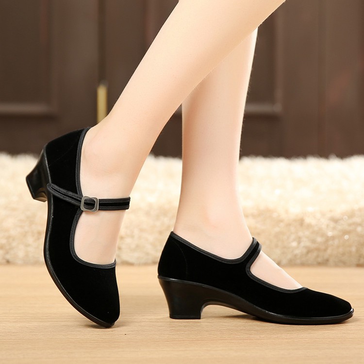 black flat heel shoes