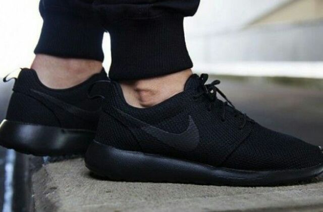 nike roshe run full black