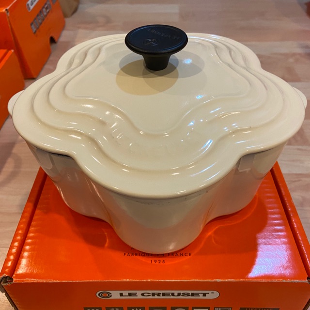 Le Creuset Flower Shaped Casserole 20cm Shopee Malaysia
