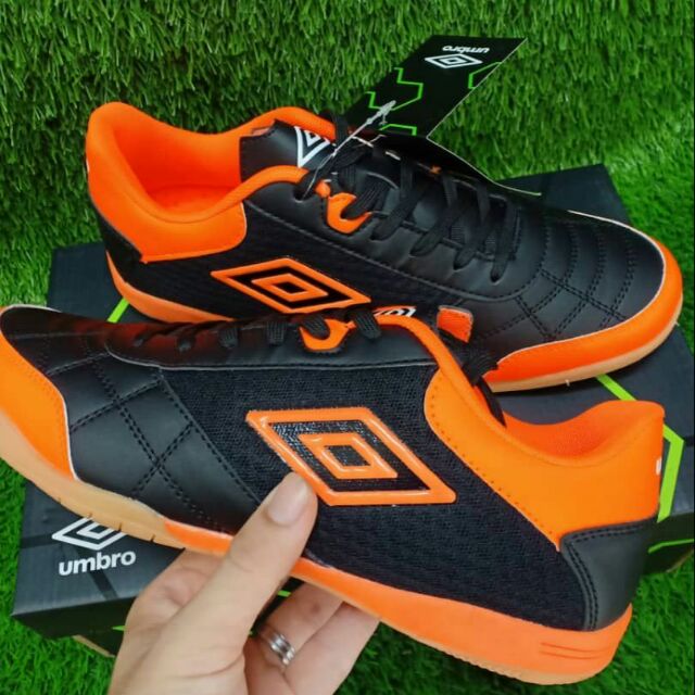 kasut futsal umbro