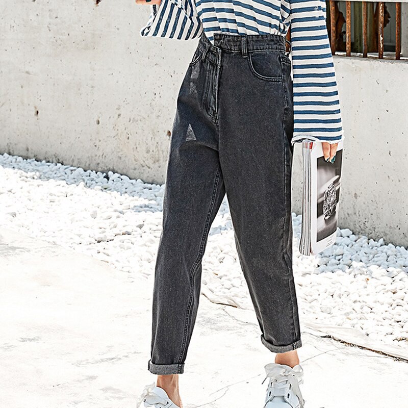 black mom jeans baggy