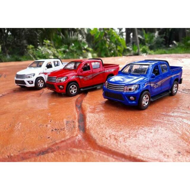 toyota hilux diecast model