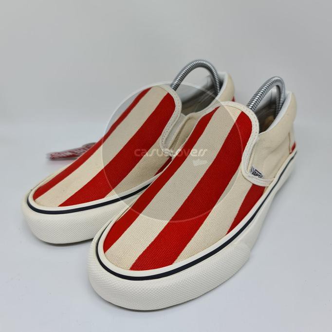 maroon vans with black stripe