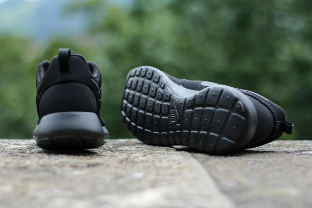 nike roshe run all black