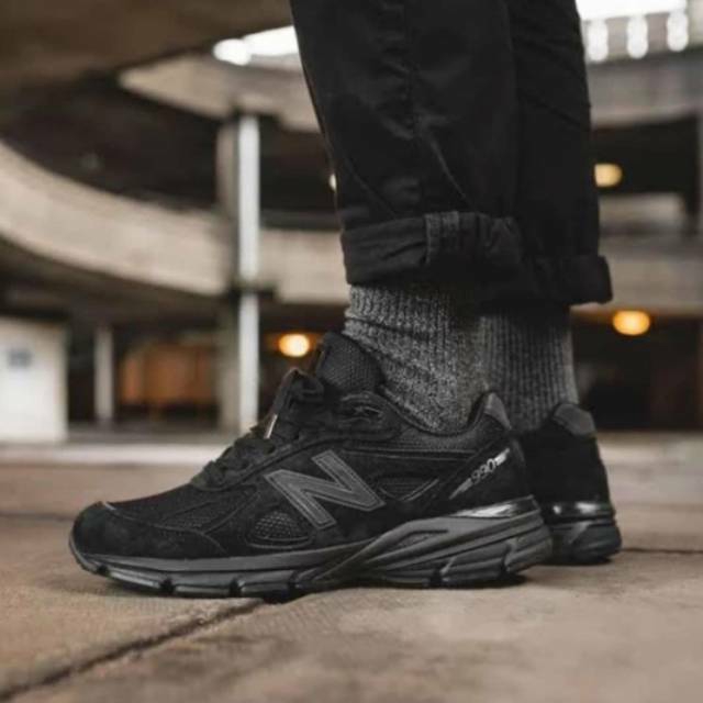 New Balance 990 V4 - Triple Black 