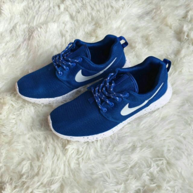 nike roshe run blue white