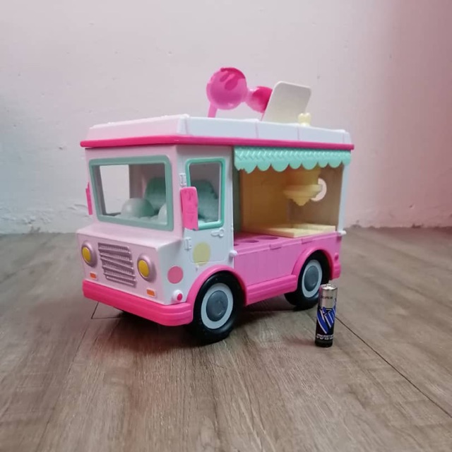 num noms lipstick truck