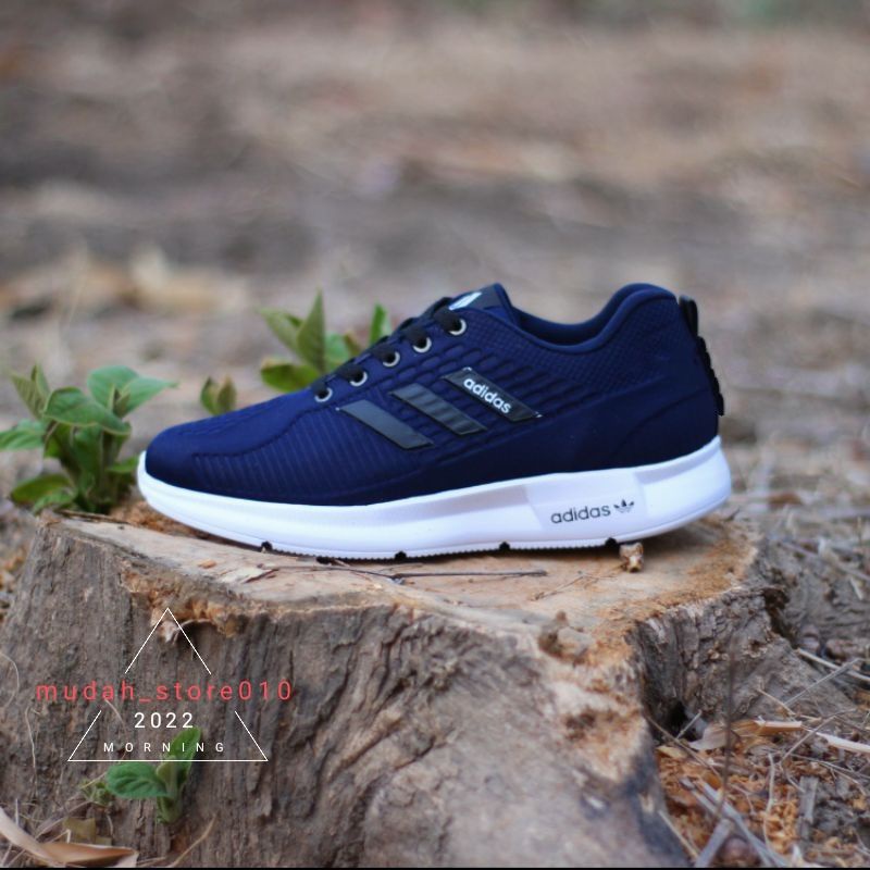 Men's Ads shoes with embossed cutting stripes