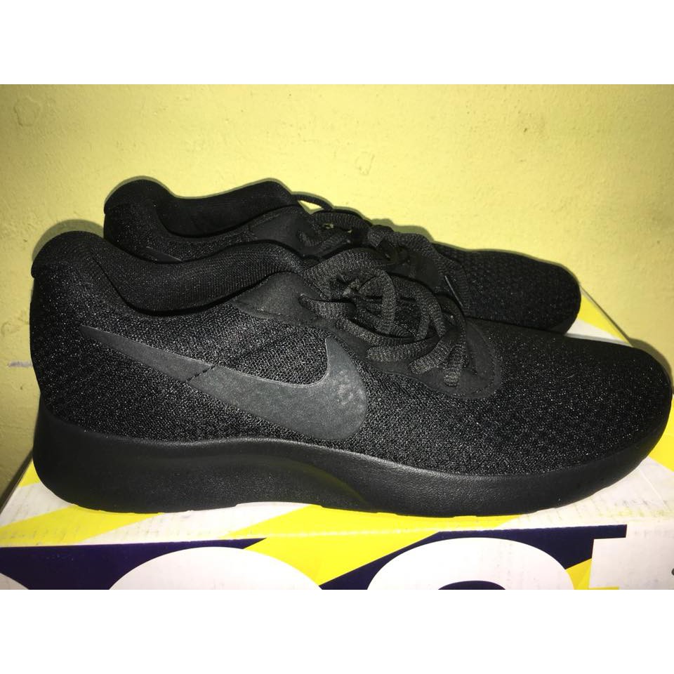 plain black nike shoes