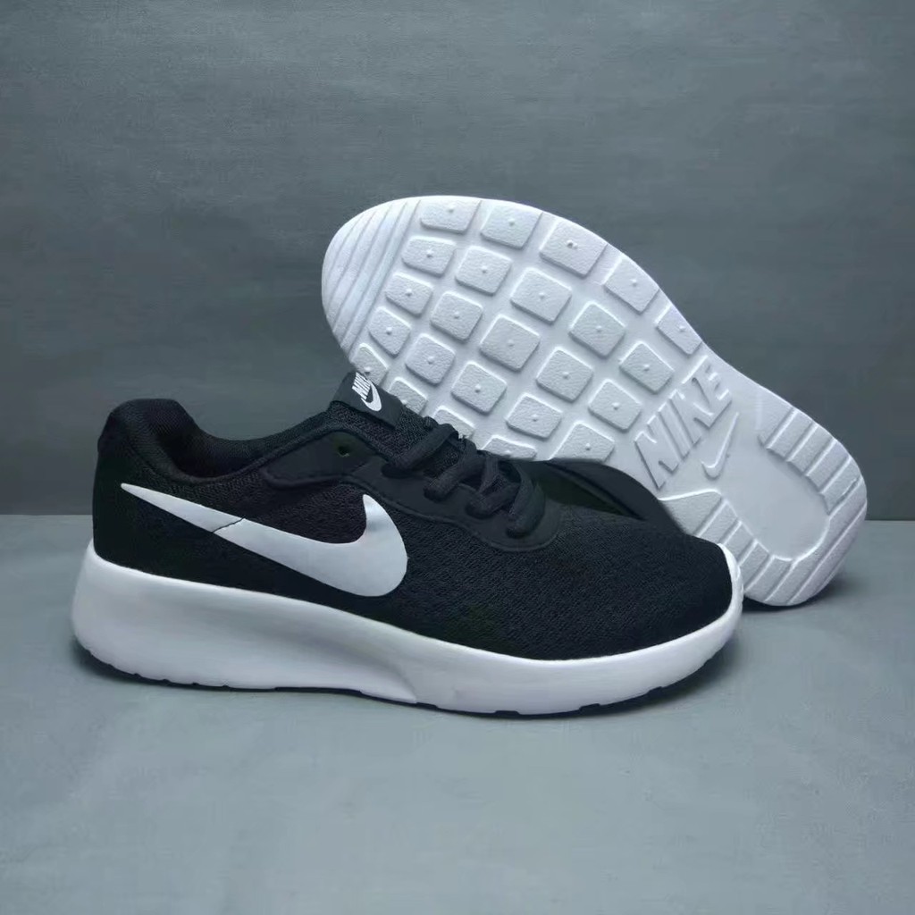 black nike shoes roshe