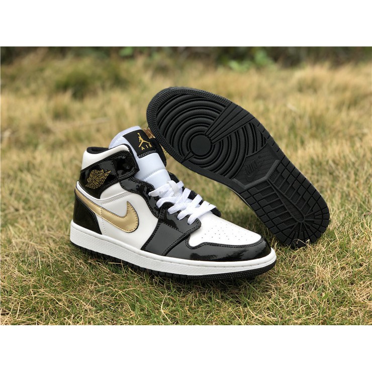 black and gold jordan 1 mid