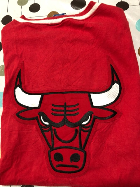 chicago bulls on court shooting shirt