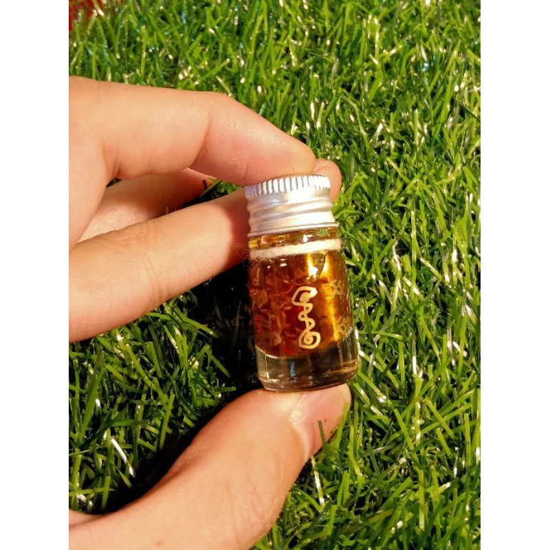 泰国佛牌阿赞punuk法师 魅力油 同性恋 比以前更有效 由高浓度的吉祥粉和魅力油制成 108吉祥粉油可以为您招财 使您更有魅力 里面还有女心符管和男心符管 对色情方面有强效 喜欢性交者必试 有了情侣的人 会更加恩爱 Shopee Malaysia