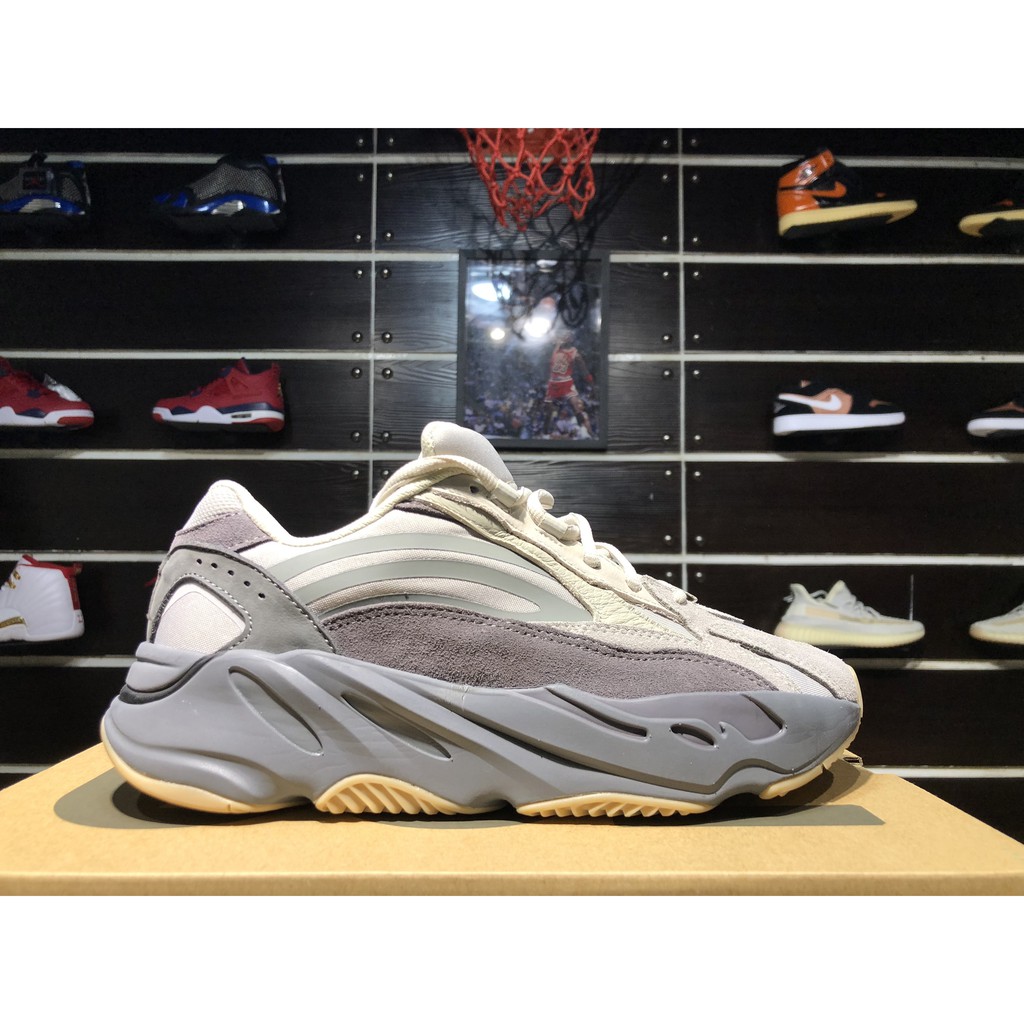 yeezy 700 mens black