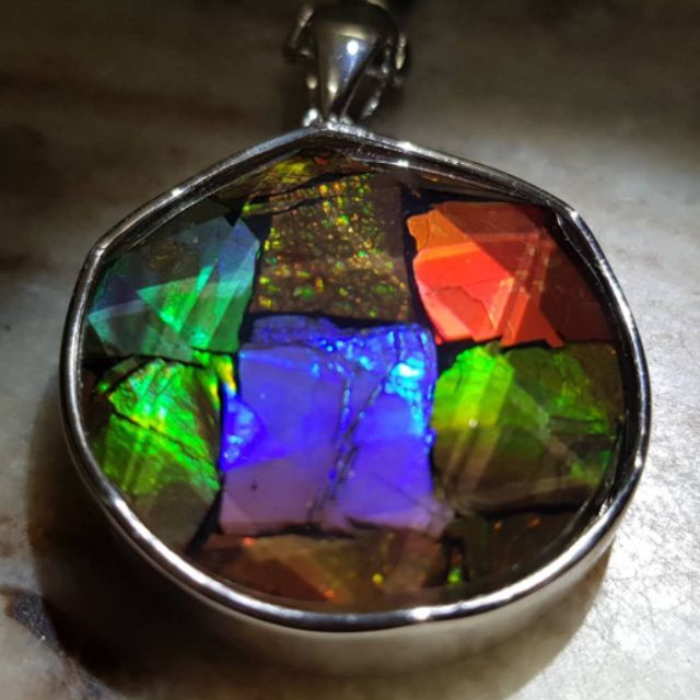 斑彩石 Ammolite 是一种稀有的发乳光的宝石 商品名为calcentin 25mm 大卫星款