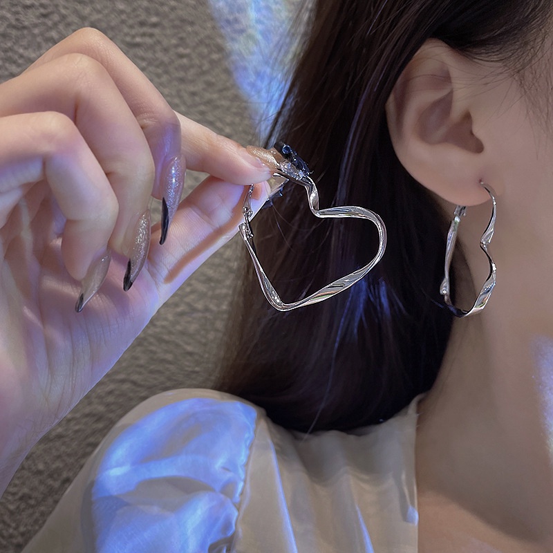 Twisted hollow metal love earrings female exaggerated cold wind fashion ear buckle personality high sense online celebrity ear ring female