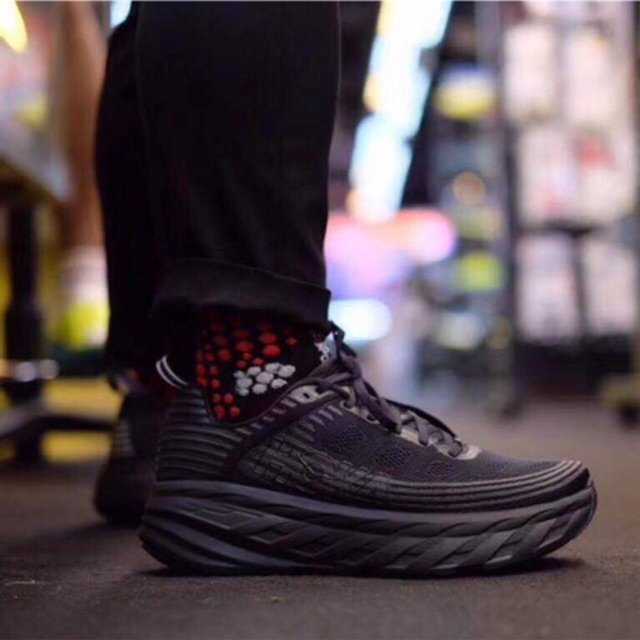 hoka bondi 6 triple black