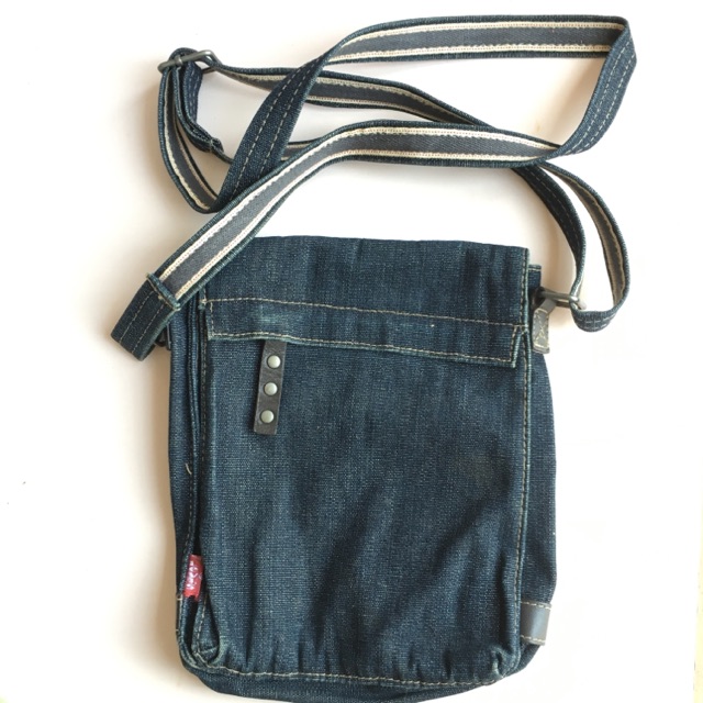 levi sling bag