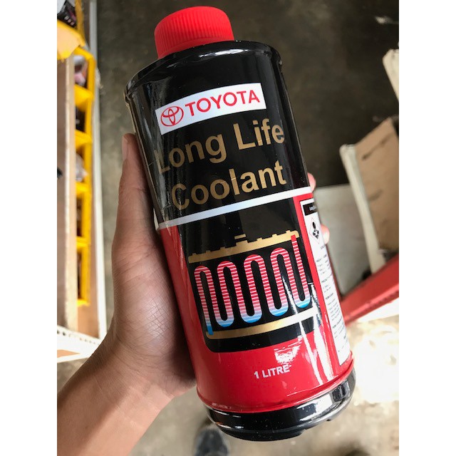 Coolant kereta. Sejuk kereta. Enjin panas. Coolant merah (Toyota 