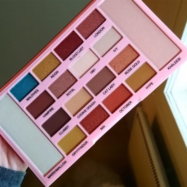 revolution x kisu eyeshadow & highlighter palette