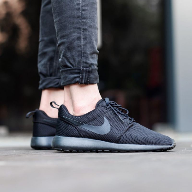 triple black nike roshe