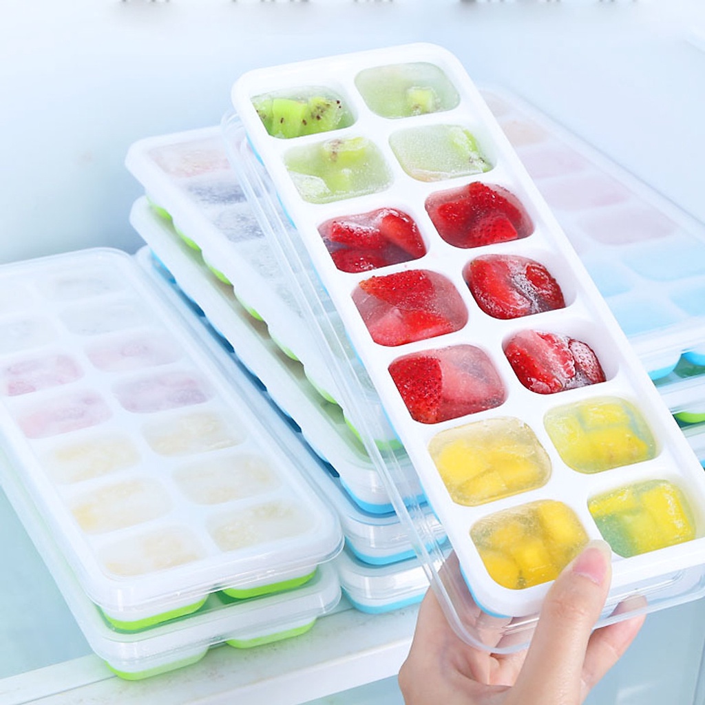 Simple silicon ice making tray with cover to avoid refrigerator odor