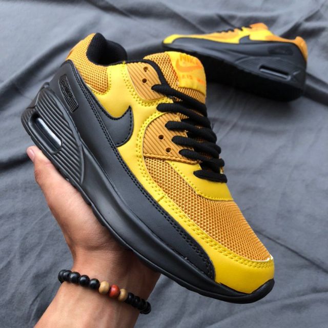 black and yellow nikes mens