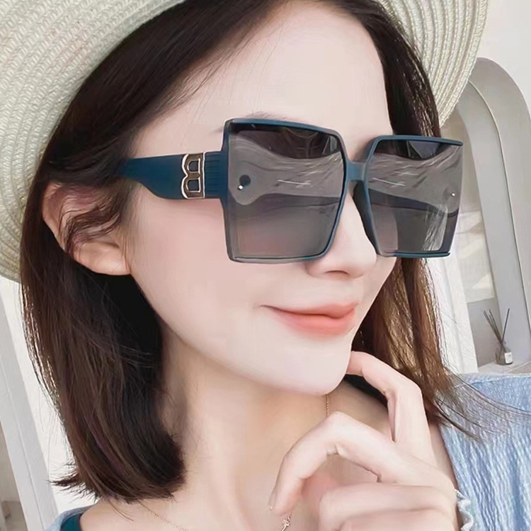 New Square Blue B Lettered Sunglasses Fashionable Glasses Lady Recreational Sunshade Mirror for Men and Women