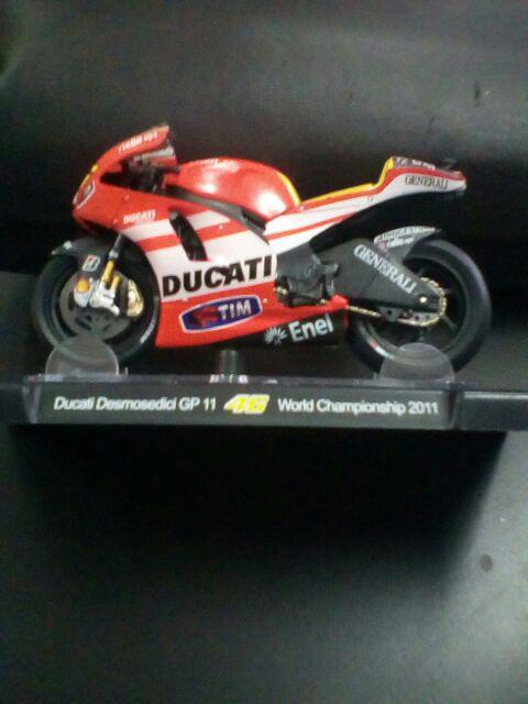 Moto gp 1/18 ducati gp11.1 # 46 collection rossi world championship 2011