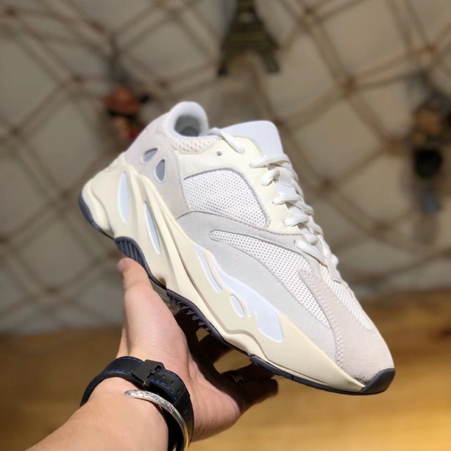 jual yeezy 700