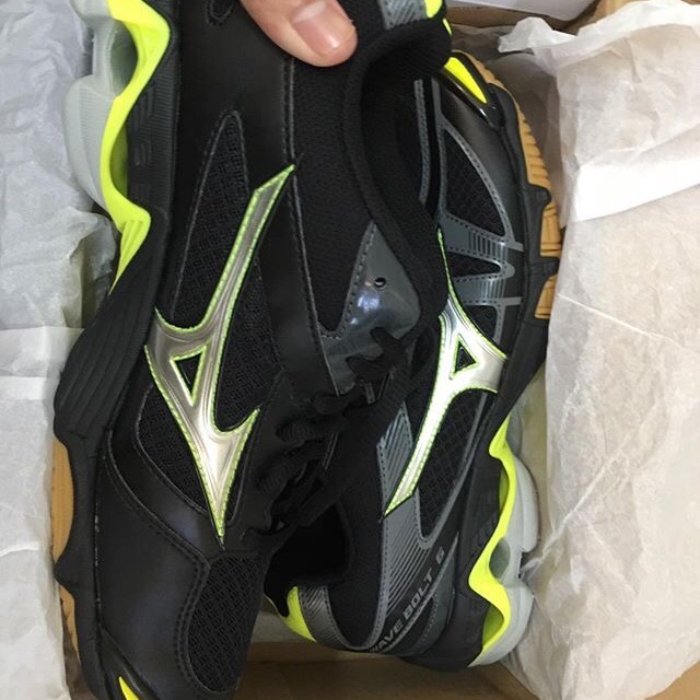 mizuno wave bolt 1 gold