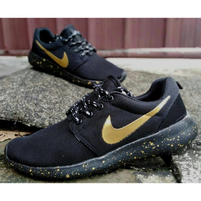 roshe run black and gold