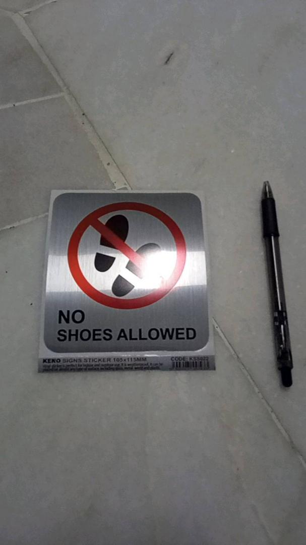 KSS022 NO SHOES ALLOWED SILVER BRUSHED SIGN STICKER 105X115MM. WE 