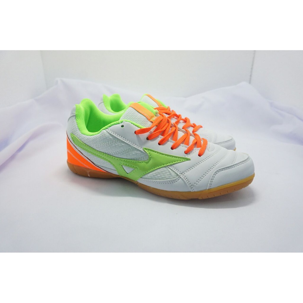 kasut futsal mizuno