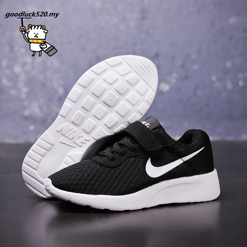 all black nike girl shoes