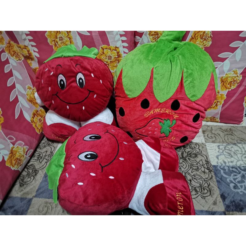 Bantal Strawberry