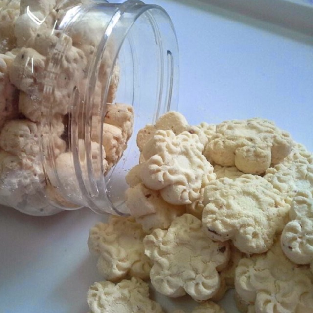 Kuih raya, traditional home cookies : Bangkit cheese