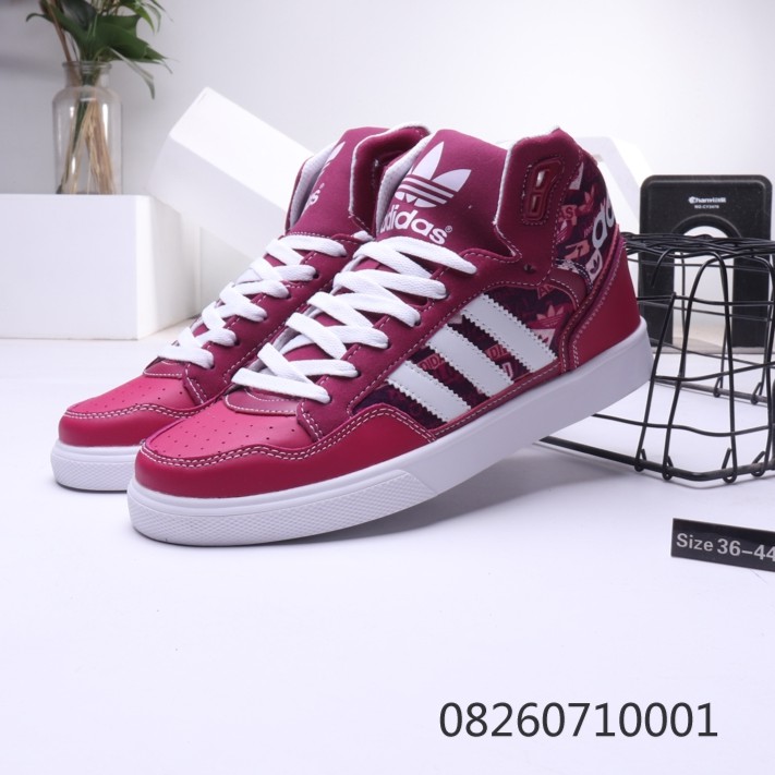 couple sneakers adidas