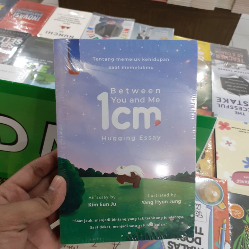 Between You And Me Book 1 Cm Hugging Essay By Kim Eun Ju Shopee Malaysia