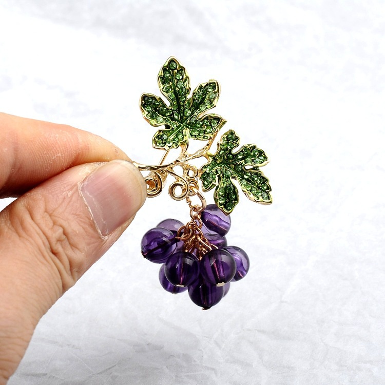 Creative Grape String Pearl Brooch Women Sweater Clothing Brooch Crystal Diamond Leaf Brooches Holiday Gift