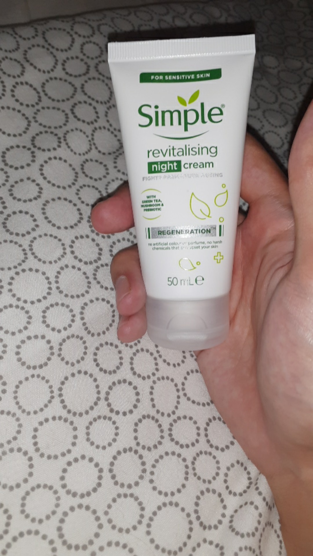 simple revitalising night cream