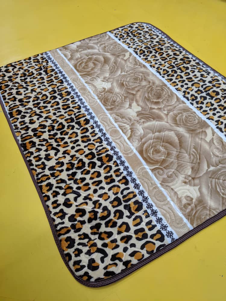 Karpet excusive IKEAS SYURGA DECORATION GIft Hadiah Untuk Perkahwinan dan Gebunya Saiz S Anti Slip Carpet(125cm x 90cm)