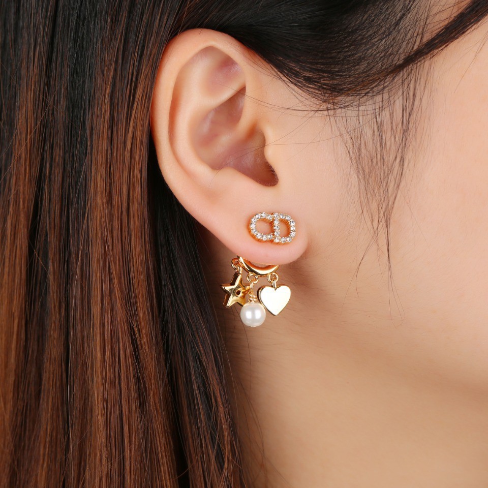 Hi-End Quality !!!!! Shiny-D Earrings ต่างหู Christian Dior งานรุ่นใหม่  ล่าสุดชนช็อป ดีไซน์สวยมากๆค่ะ ประดับอะไหล่ทองอย่างดี งานสวยไร้ที่ติดนะคะ  สาวกดิออต้องไม่พลาดค่ะ ไม่มีไม่ได้แล้ว รีบสั่งกันเข้ามาเลยจ้า พร้อมส่ง  เสื้อผ้า กระเป๋า รองเท้า