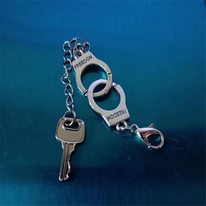 Vintage Letter Freedom Handcuffs Key Chains Birthday Gift Fashion Jewelry Cool Key Pendant Keychain di028di309