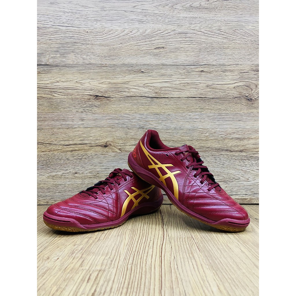 kasut futsal asics